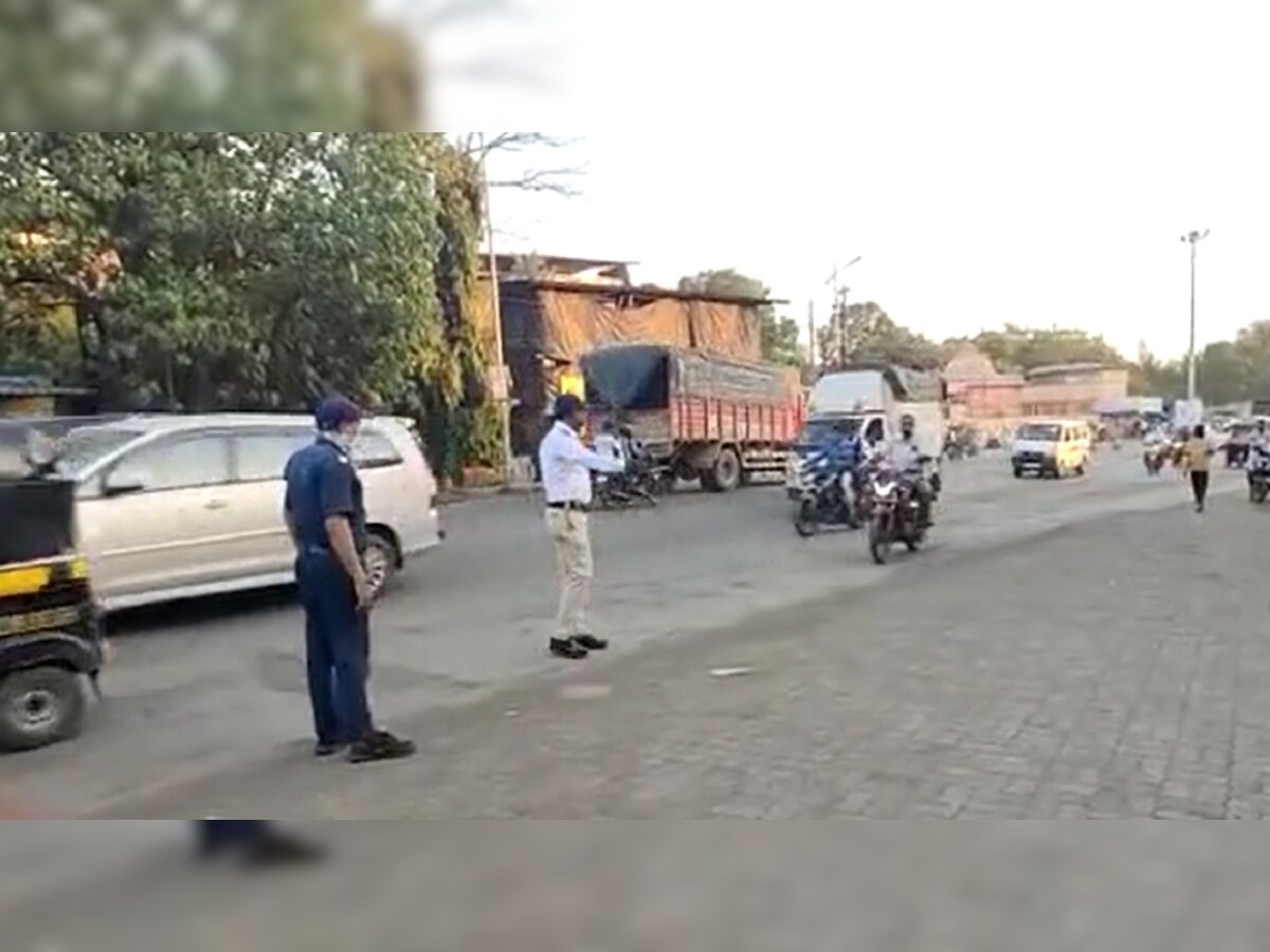 काय म्हणायचं आता?  वाहतूक पोलिसाने कारवाई केली म्हणून भर रस्त्यात बाईक पेटवण्याचा प्रयत्न title=