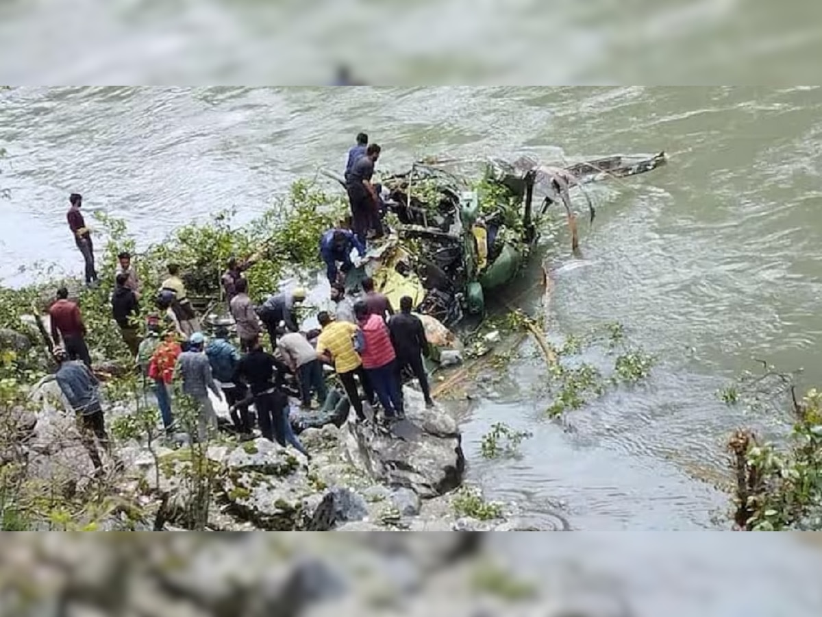 मोठी बातमी! लष्कराचं हेलिकॉप्टर कोसळलं, जम्मू काश्मीरमध्ये दुर्घटना title=