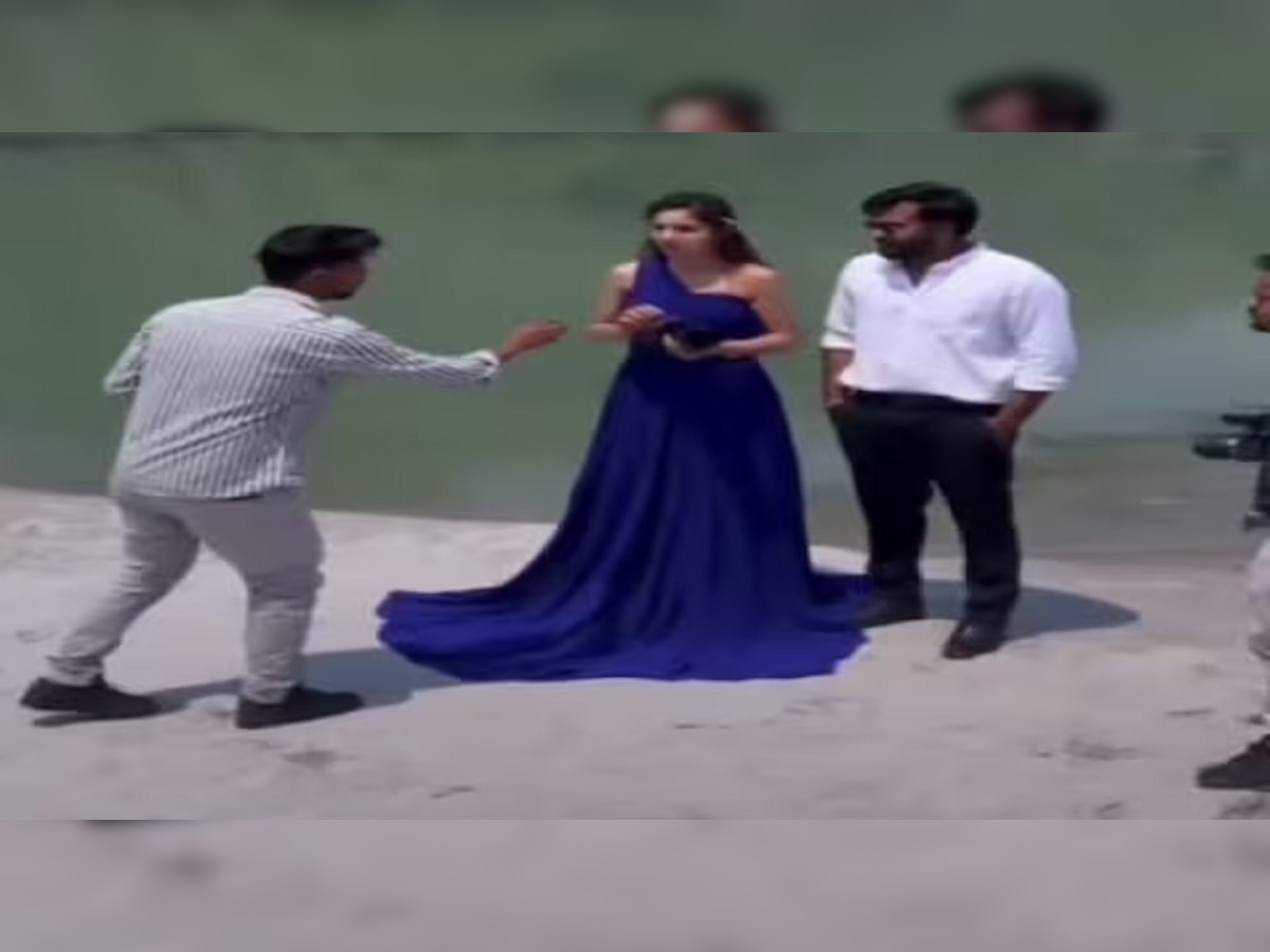  Viral Video : प्री-वेडिंगमध्ये कपलला रोमँटिक पोझ दाखवताना फोटोग्राफरने मारला चान्स, केलं असं कृत्य की... title=