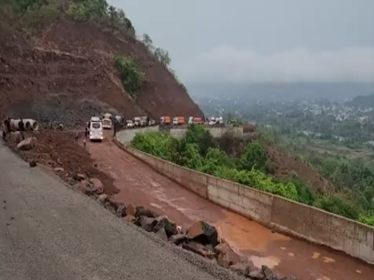 मुंबई - गोवा महामार्गावर परशुराम घाटात दरड कोसळली, वाहतूक ठप्प  title=