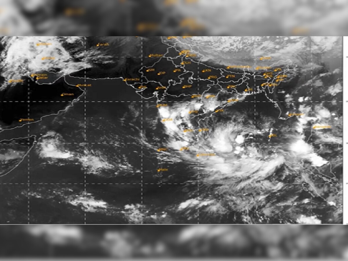 कुठवर पोहोचलं Cyclone Mocha? Live Video च्या माध्यमातून पाहा कसं धारण करतंय रौद्र रुप title=