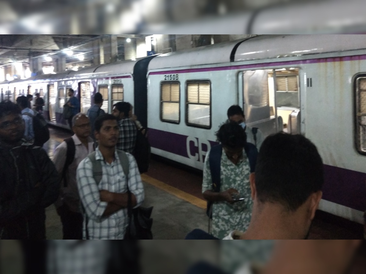Mumbai Local Train News : रेल्वेच्या तिन्ही मार्गावर मेगाब्लॉक, घरातून बाहेर पडण्यापूर्वी जाणून घ्या... title=