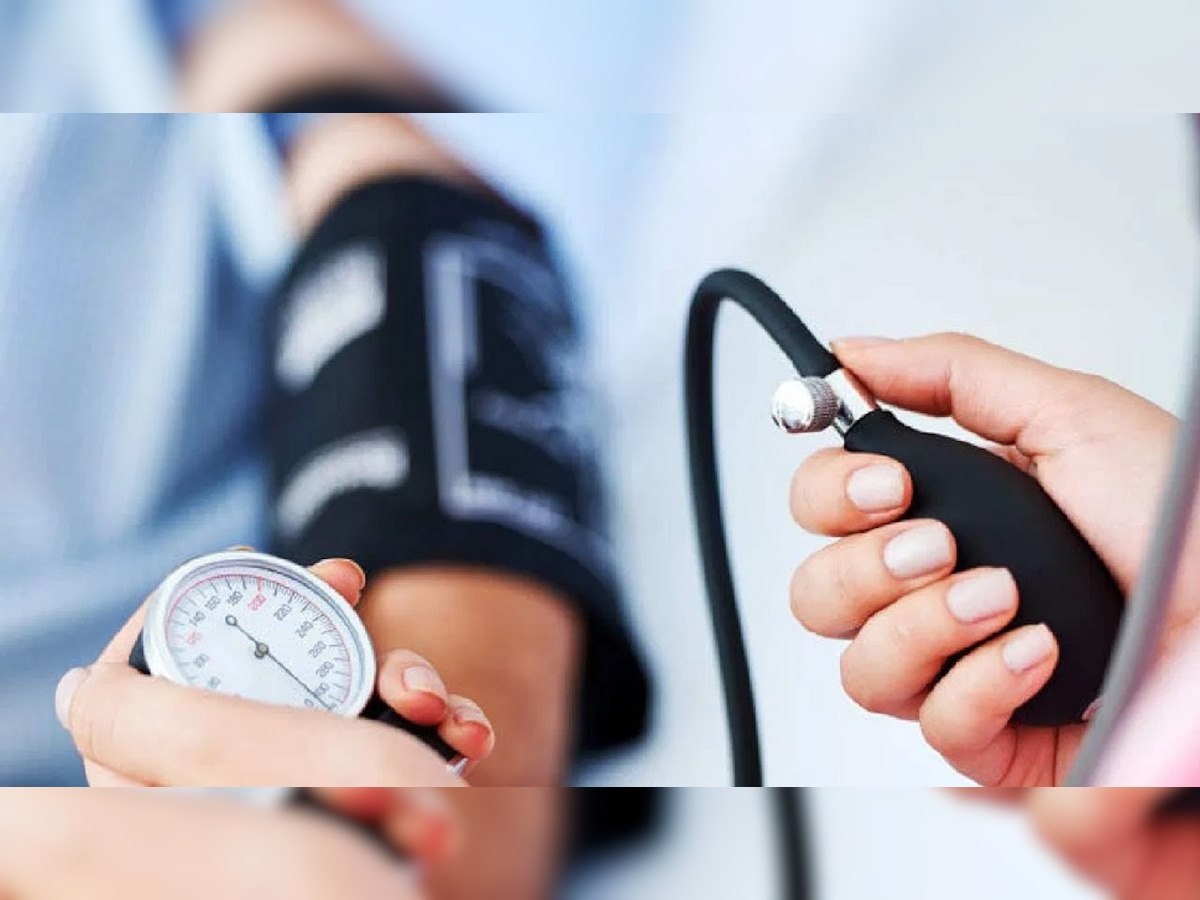 Low Blood Pressure : तुमचाही ब्लड प्रेशर लो होतोय का? मग फॉलो करा 'या' टिप्स, लगेच मिळेल आराम title=