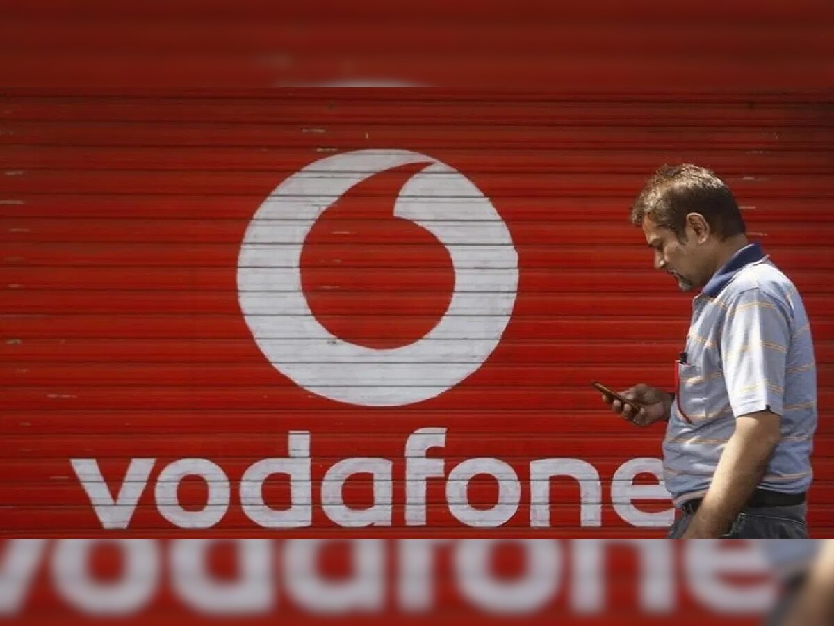 Amazone पाठोपाठ Vodafone मधून नोकर कपात; तब्बल 11,000 कर्मचाऱ्यांच्या नोकऱ्या जाणार title=