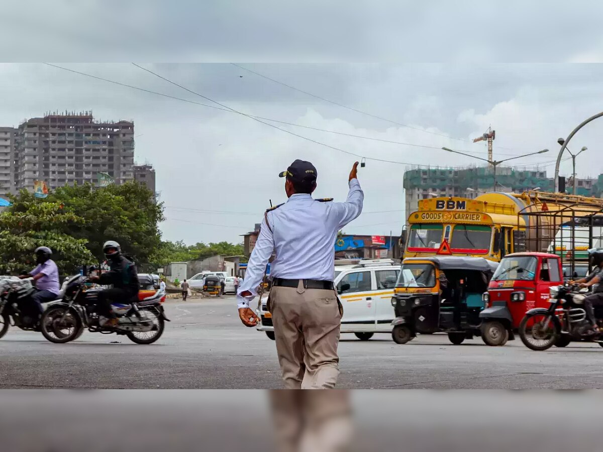 55 वर्षांहून जास्त वयाच्या वाहतूक पोलिसांबाबत मुख्यमंत्र्यांचा मोठा निर्णय, पोलीस आयुक्तांना निर्देश title=