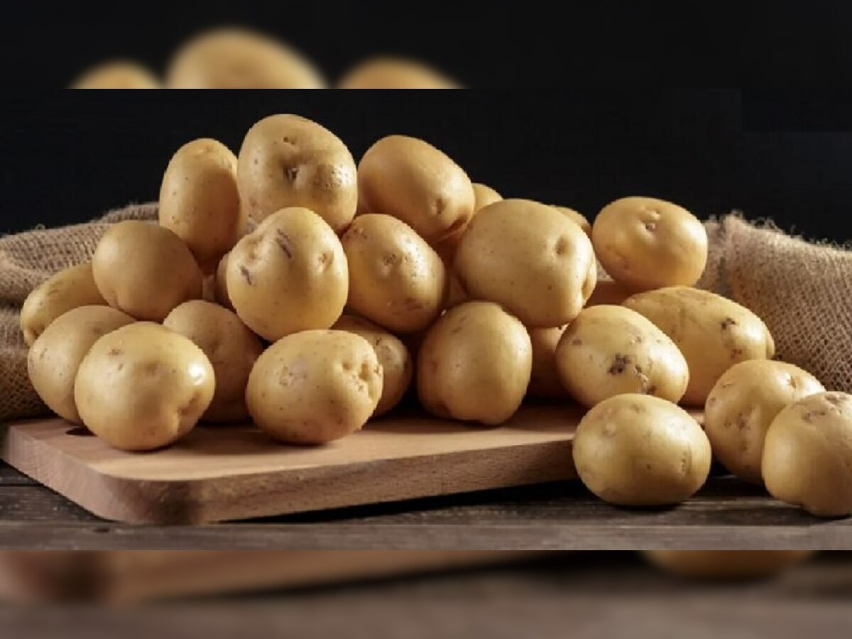 Benefits of Potato : घरात असलेला बटाटा तुमच्या आरोग्यासाठी संजीवनी बुटी! 'या' आजारांपासून होईल सुटका title=