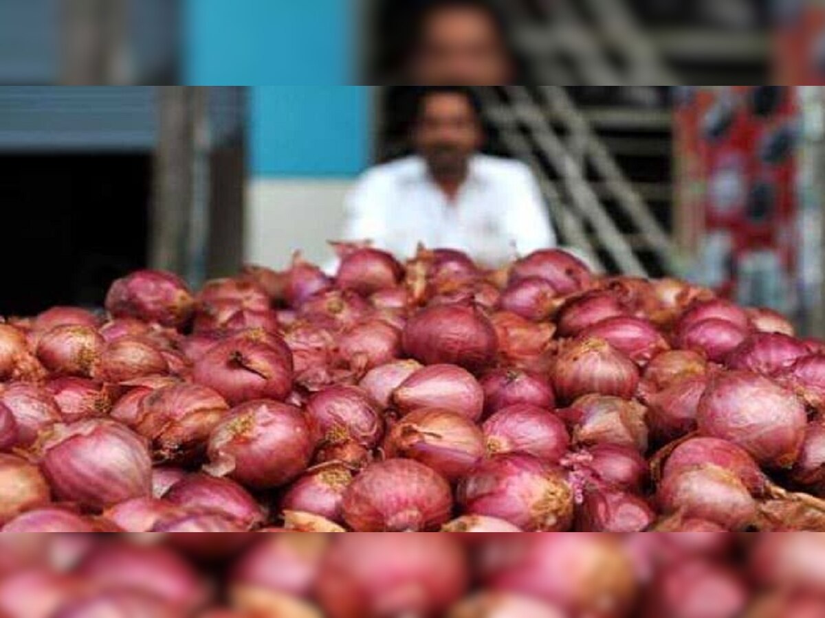 तीन टन कांदा विकूनही शेतकऱ्याने दिले व्यापाऱ्याला पैसे; पोशिंद्यावर का आली रडकुंडीची वेळ ? title=