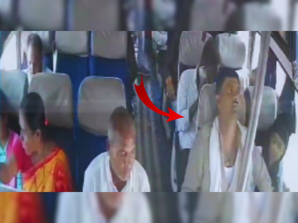 चालत्या बसमध्ये कंडक्टरला आला हृदयविकाराचा झटका, फक्त 30 सेकंदात... पाहा धक्कादायक CCTV Video title=