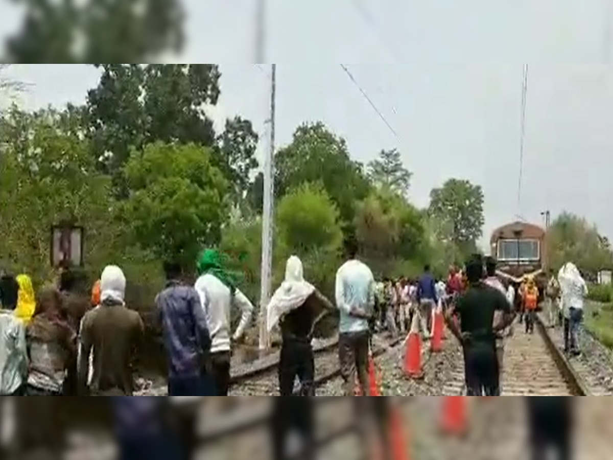 Indian Railway: हाय टेंशन वायरच्या संपर्कात आल्याने 8 जण जिवंत जळाले; मृतांचा आकडा वाढण्याची शक्यता title=