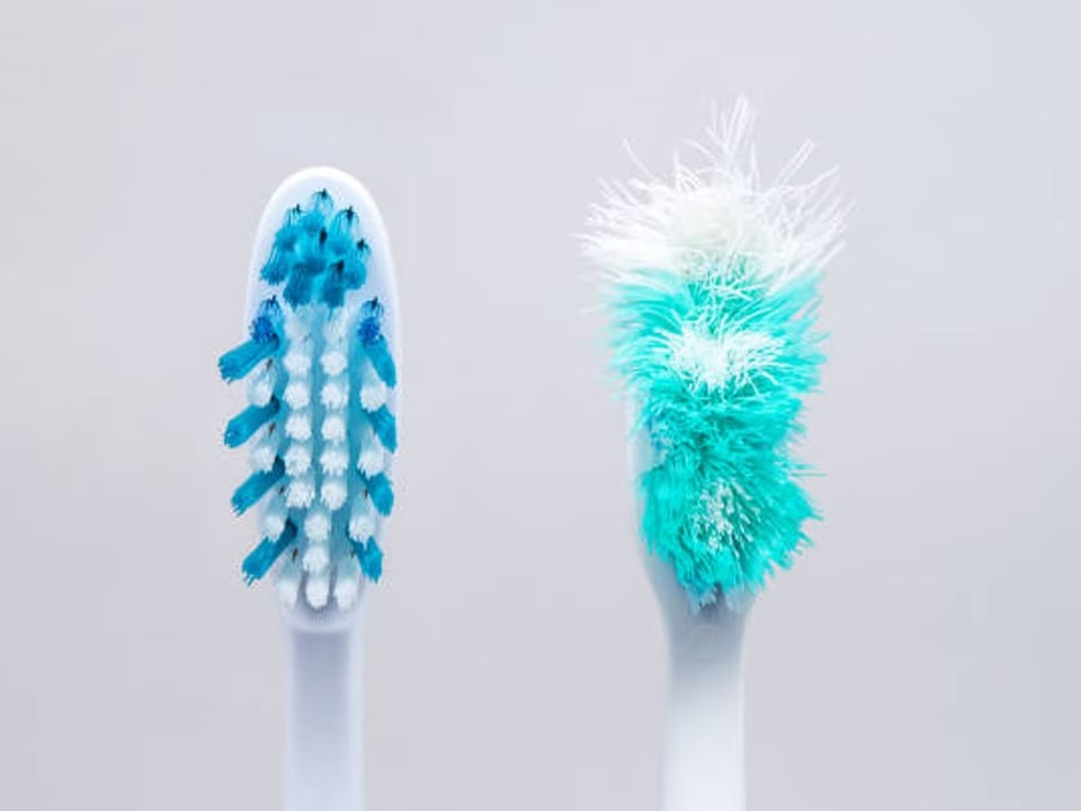 Toothbrush Expiry : तुम्हाला माहिती आहे का, किती दिवसांनी टूथब्रश बदलावा?, हे जाणून घेणे खूप महत्वाचे   title=