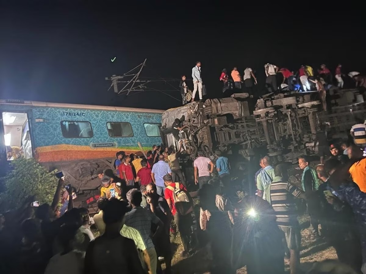 Coromandel Express Derails: ओडिसात भीषण रेल्वे अपघात, आतापर्यंत 30 प्रवाशांचा मृत्यू title=