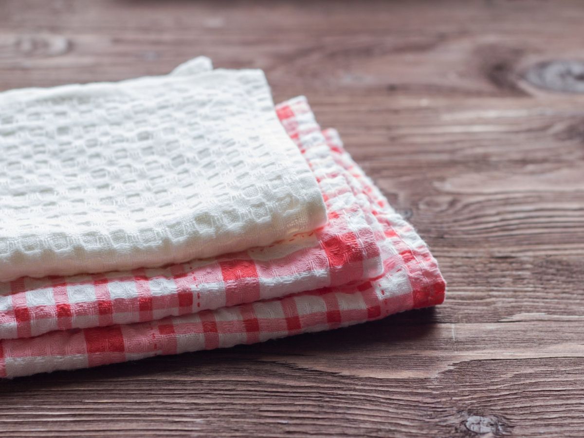 किचन टॉवेलमुळे होऊ शकते फूड पॉयझनिंग?; आत्ताच जाणून घ्या साफ करण्याची