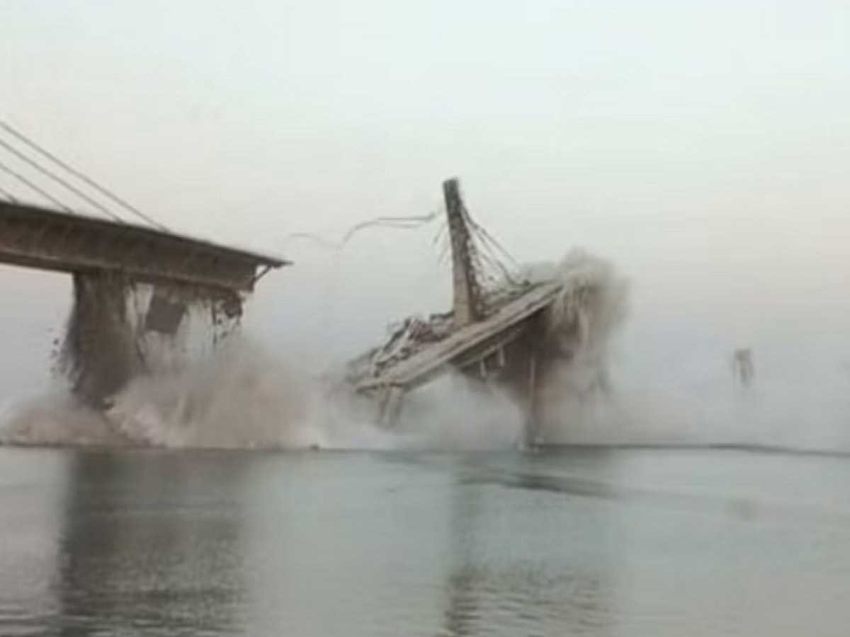 Viral Video : 1750 कोटी पाण्यात वाहून गेले; निर्माणाधीन पूल दोन तुकड्यात कोसळला title=