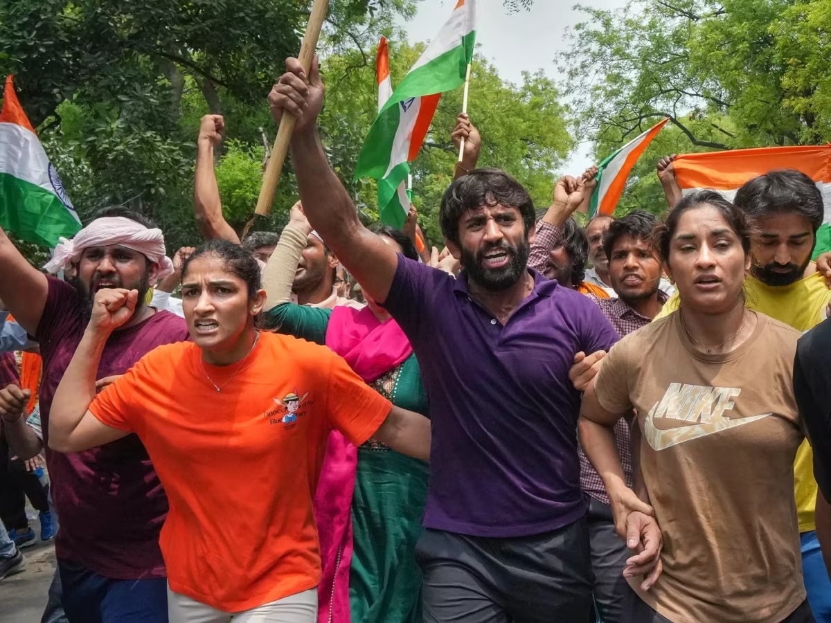  Wrestlers Protest: साक्षी मलिक, विनेश फोगाट आणि बजरंग पूनिया नोकरीवर परतले, पण...  title=