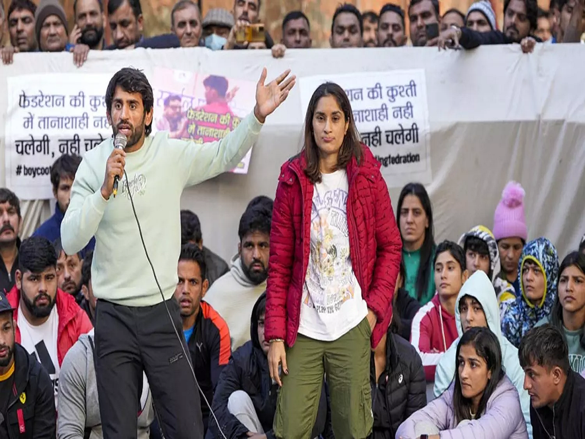 Wrestlers Protest : झटापट, दंगा आणि आक्रोशानंतर कुस्तीपटू नोकरीवर परतले, पाहा नेमकं काय काम करतात हे खेळाडू Wrestlers Protest : झटापट, दंगा आणि आक्रोशानंतर कुस्तीपटू नोकरीवर परतले, पाहा नेमकं काय काम करतात हे खेळाडू