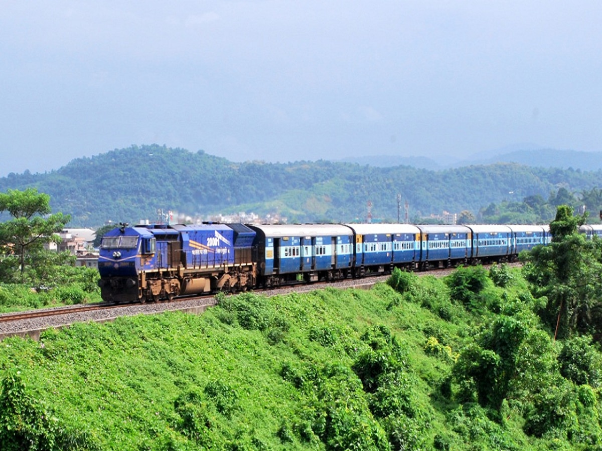 Mumbai - Goa प्रवास करु इच्छिणाऱ्यांसाठी विशेष रेल्वे; आताच पाहा वेळापत्रक आणि तिकिटांचे दर  title=