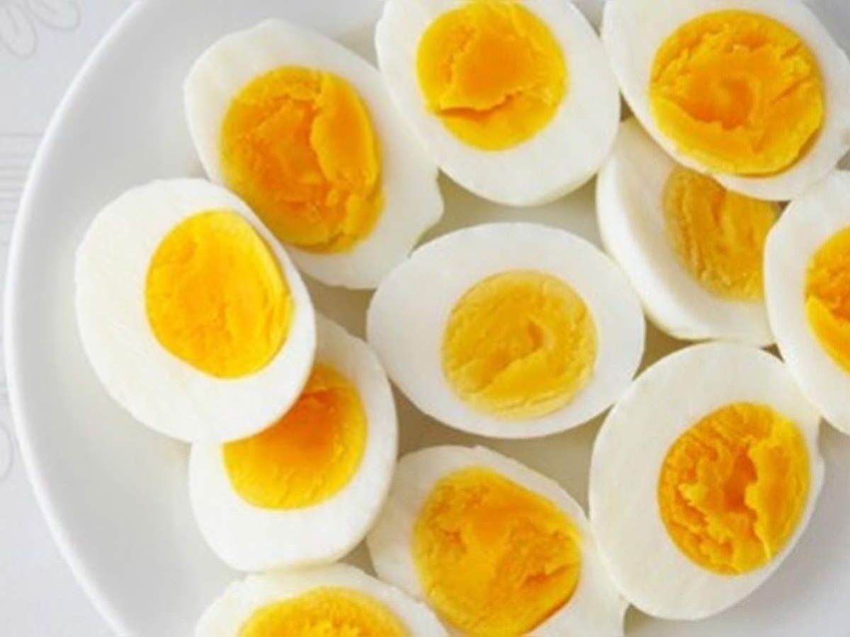अंड्यात सापडले प्लास्टिक, व्हिडिओ व्हायरल, प्लॅस्टिकची अंडी ओळखायची कशी? वाचा title=