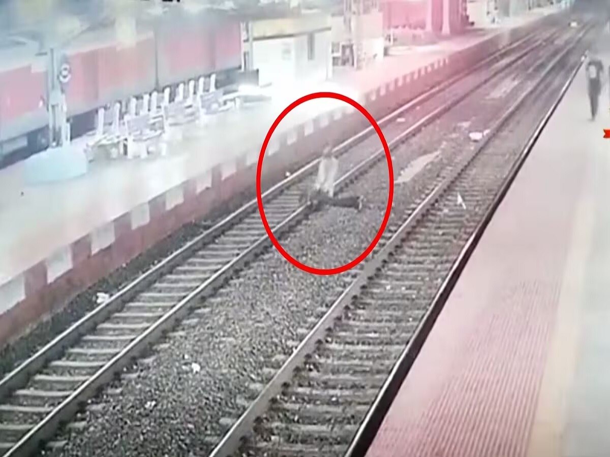Viral News: ट्रॅकवर झोपलेला तरुण, समोरुन वेगाने येणारी ट्रेन अन् RPF जवानाने मारलेली उडी; पाहा धक्कादायक VIDEO title=