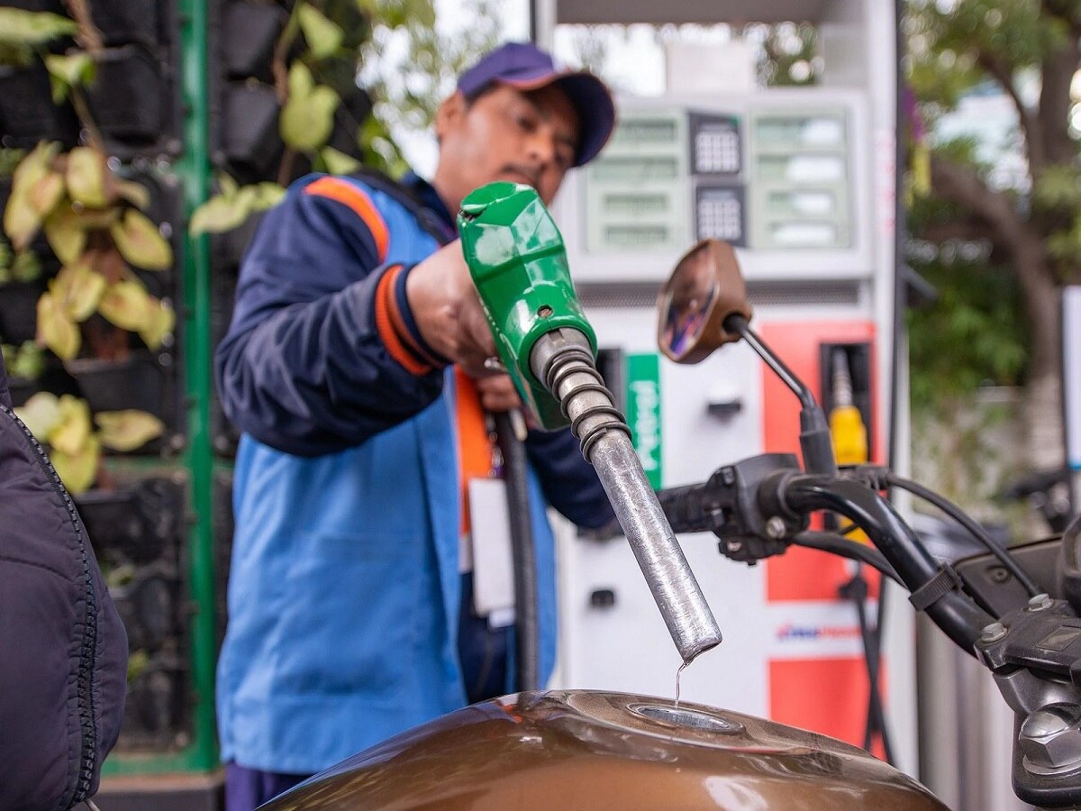 Petrol Price Today: महाराष्ट्रातील 'या' जिल्ह्यात पेट्रोल महागले, जाणून घ्या तुमच्या शहरातील दर title=