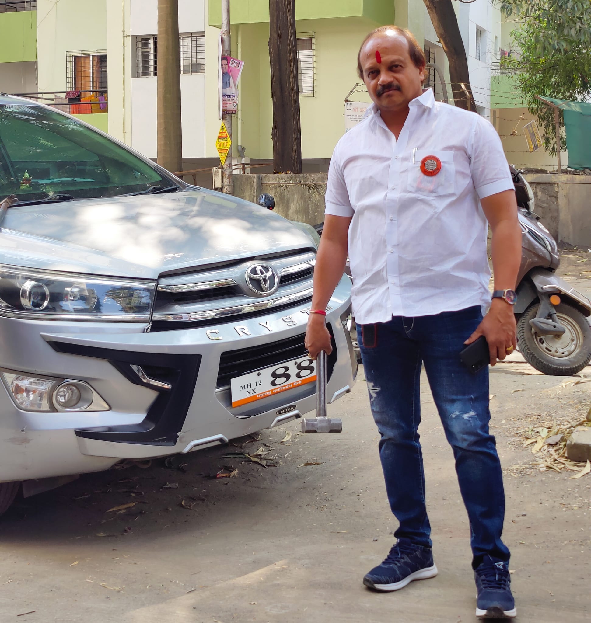 MNS Pune Leader Vasant More Colour his Audi Car