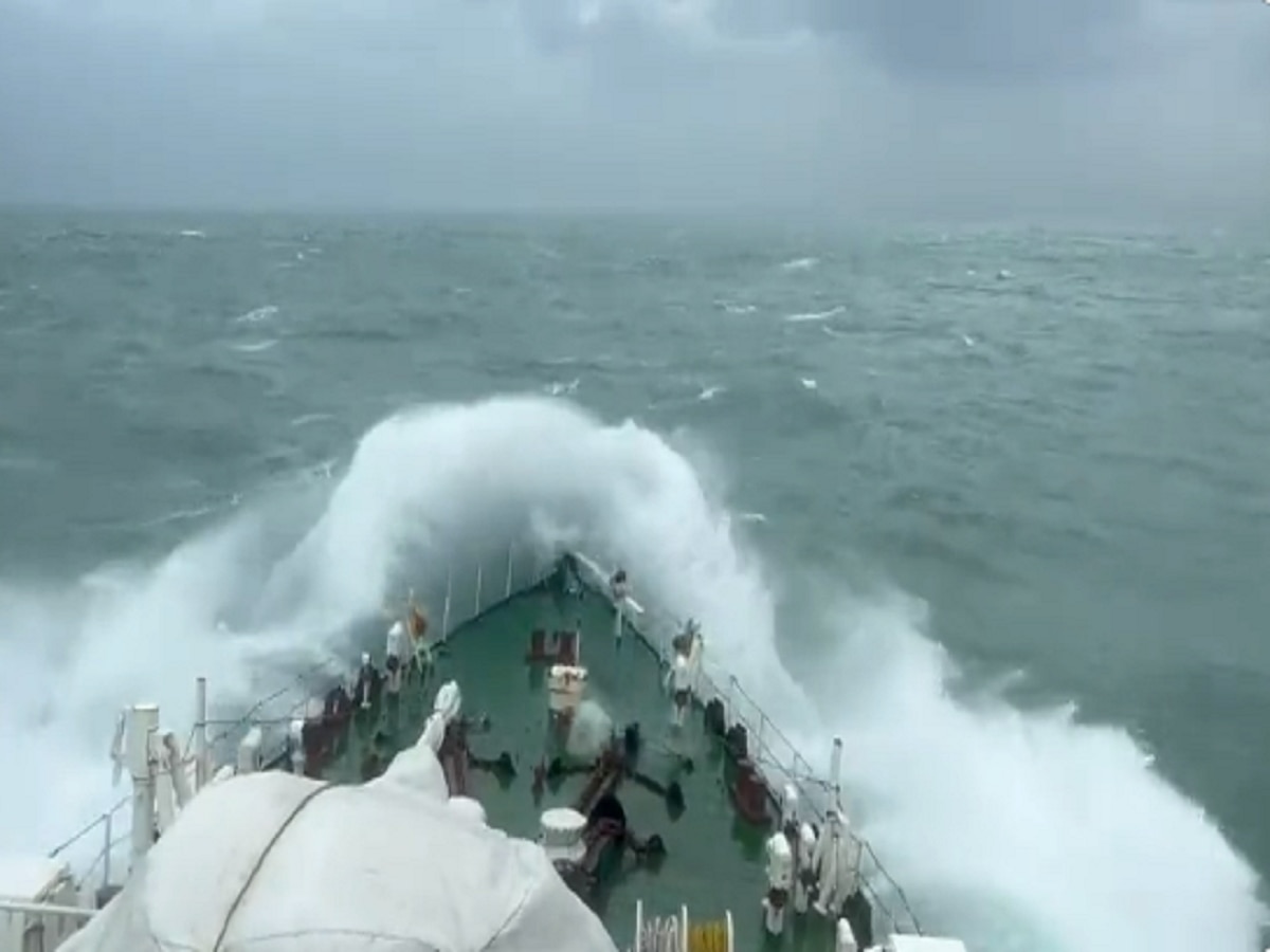 #CycloneBiparjoy : बिपरजॉय चक्रिवादळापुढे बलाढ्य जहाजही निकामी; पाहा वादळाची तीव्रता दाखवणारा VIDEO  title=