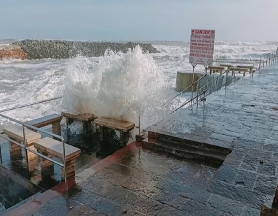 Biparjoy Cyclone LIVE Updates : बिपरजॉय चक्रीवादळचा गुजरातच्या उत्तर किनारपट्टीला मोठा फटका