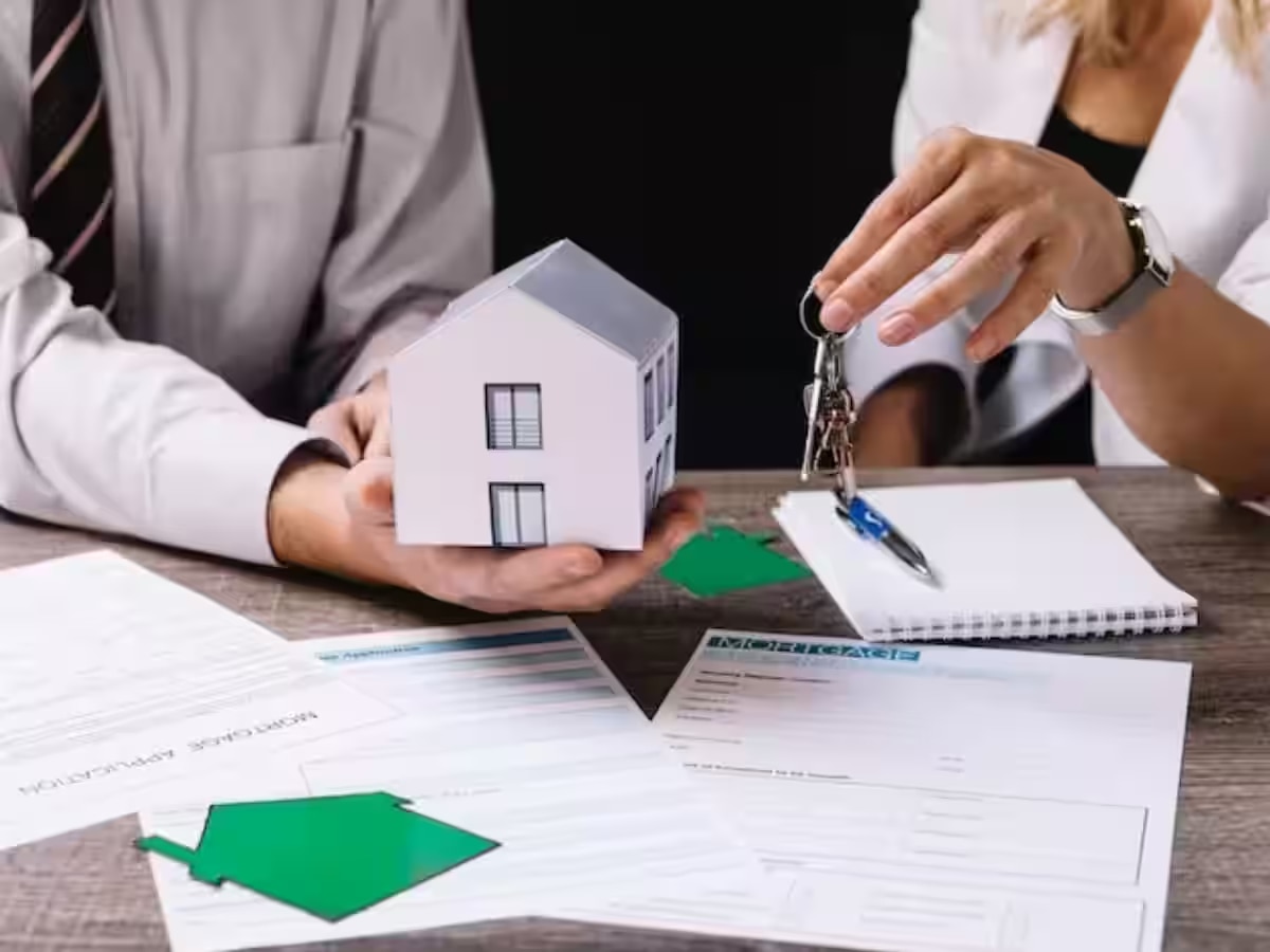 पत्नीसोबत Joint Home Loan घेण्याचे फायदे अनेक; पाहून आताच घ्याल घर खरेदीचा निर्णय  title=