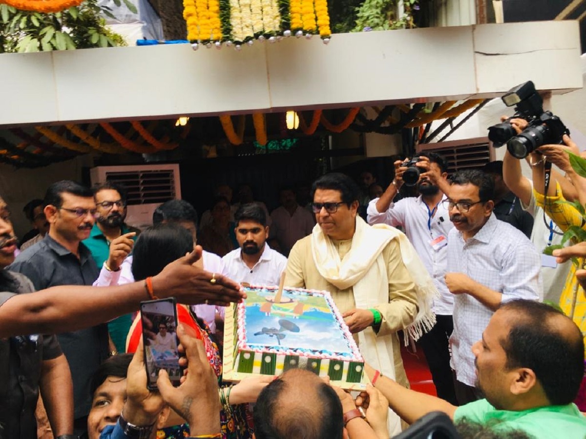 MNS Raj Thackeray Cuts Aurangzeb's Cake On His Birthday Causes New ...