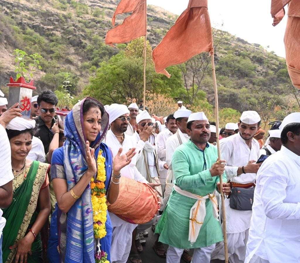 ncp mp supriya sule participated in ashadhi Ekadashi wari watch photos 