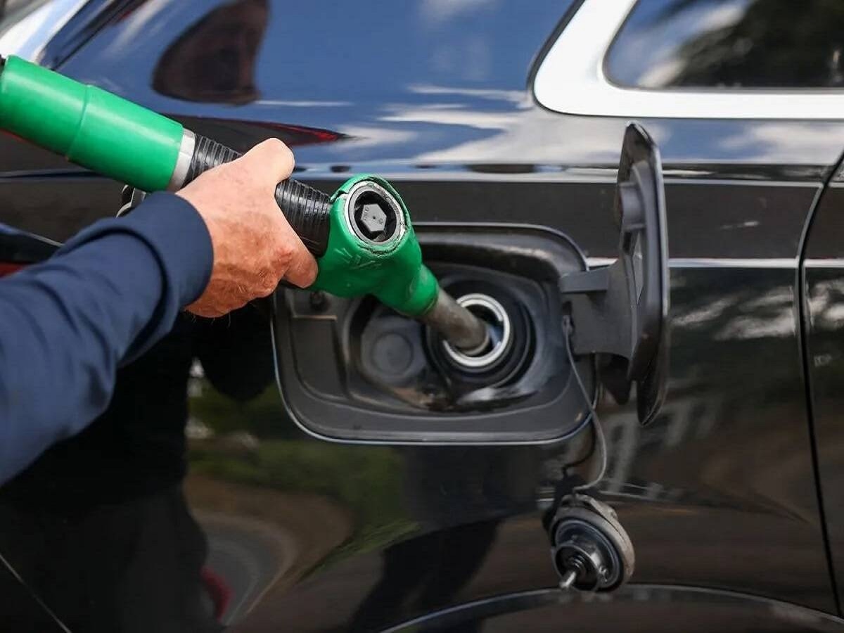 Petrol Price Today : 'या' शहरांमध्ये सर्वात महाग पेट्रोल-डिझेल, पंपावर जाण्यापूर्वी जाणून घ्या 1 लीटरची किंमत title=