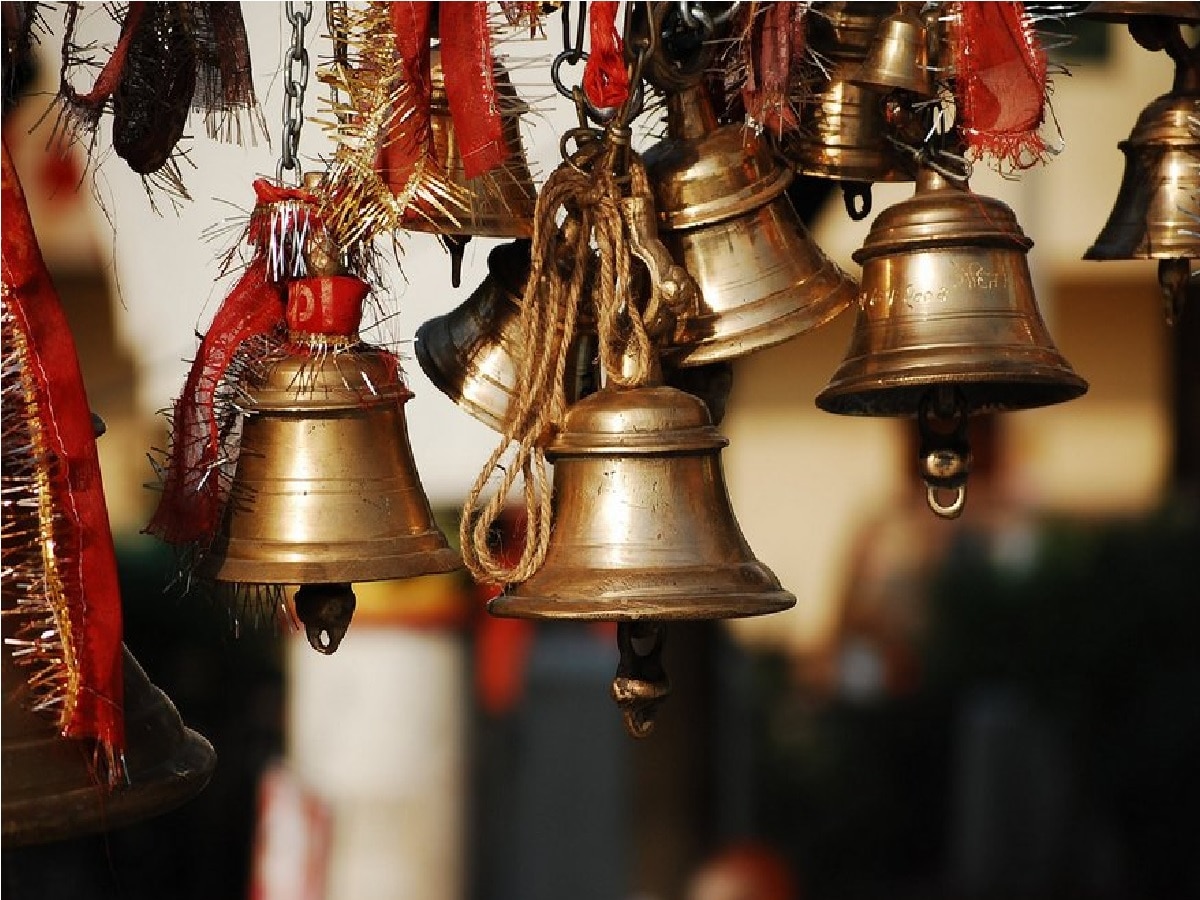 Temple Bell मंदिरात प्रवेश करण्यापूर्वी घंटा का वाजवतात? जाणून घ्या वैज्ञानिक कारण Temple