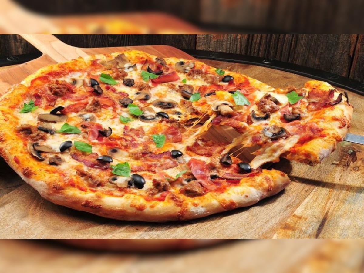 Eating Pizza Job: पिझ्झा खाण्याचा मिळतो पगार, 'असा' करा नोकरीसाठी अर्ज title=