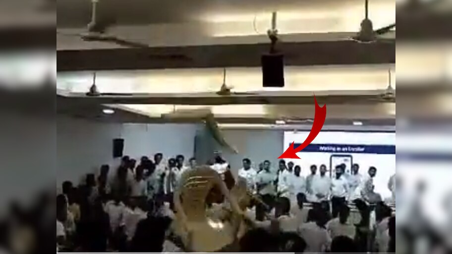 खुर्च्या फेकल्या, तुंबळ हाणामारी; मुंबईत युवक काँग्रेस बैठकीत जोरदार ...