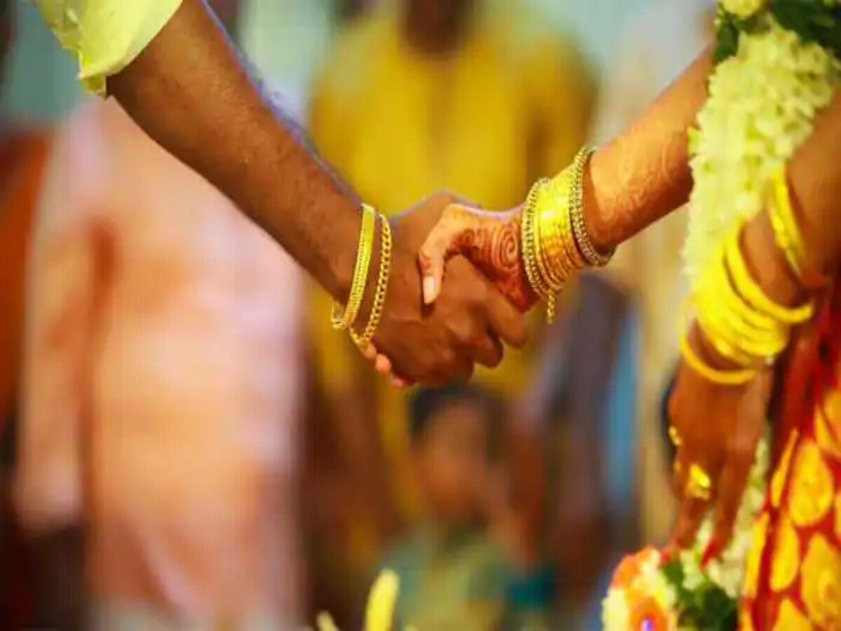 VIDEO : हिंदू मुलासोबत मुस्लीम मुलीचं लग्न, पण सोहळा सुरु असतानाच पोलीस आले आणि... title=