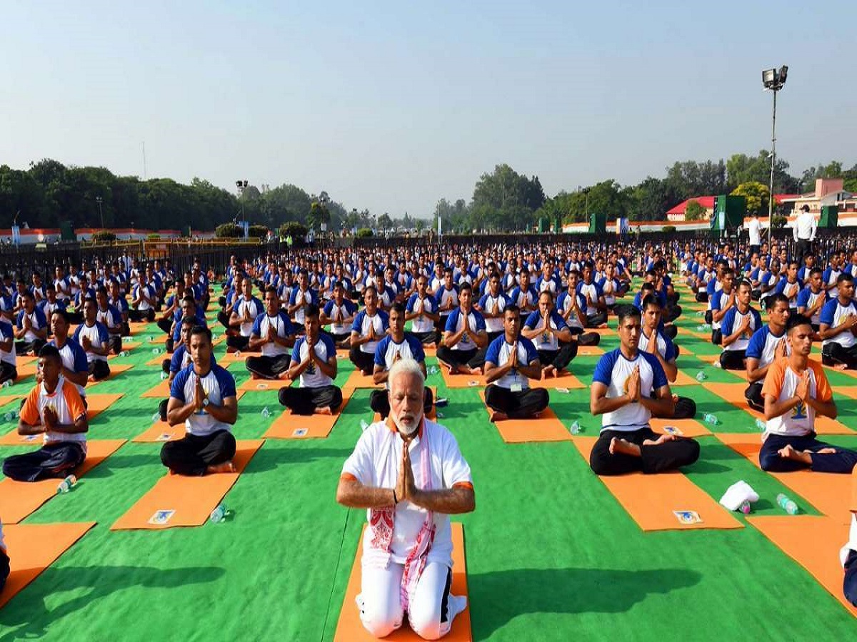 International Yoga Day का साजरा करायचा? इतिहास, महत्त्व आणि यंदाच्या थीमबद्दल जाणून घ्या title=