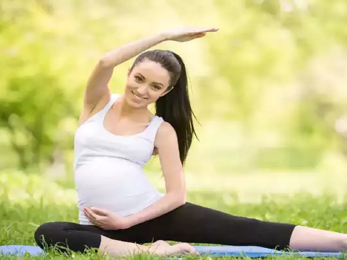 Pregnancy Yoga : गरोदरपणात महिलांनी करावेत असे व्यायाम, आई-बाळ दोघेही ...