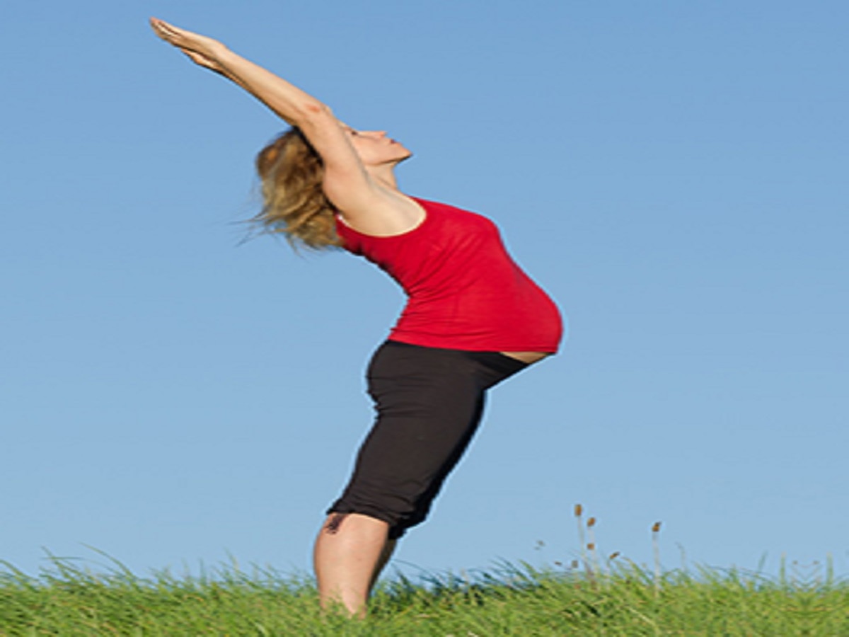 Pregnancy Yoga : गरोदरपणात महिलांनी करावेत असे व्यायाम, आई-बाळ दोघेही ...