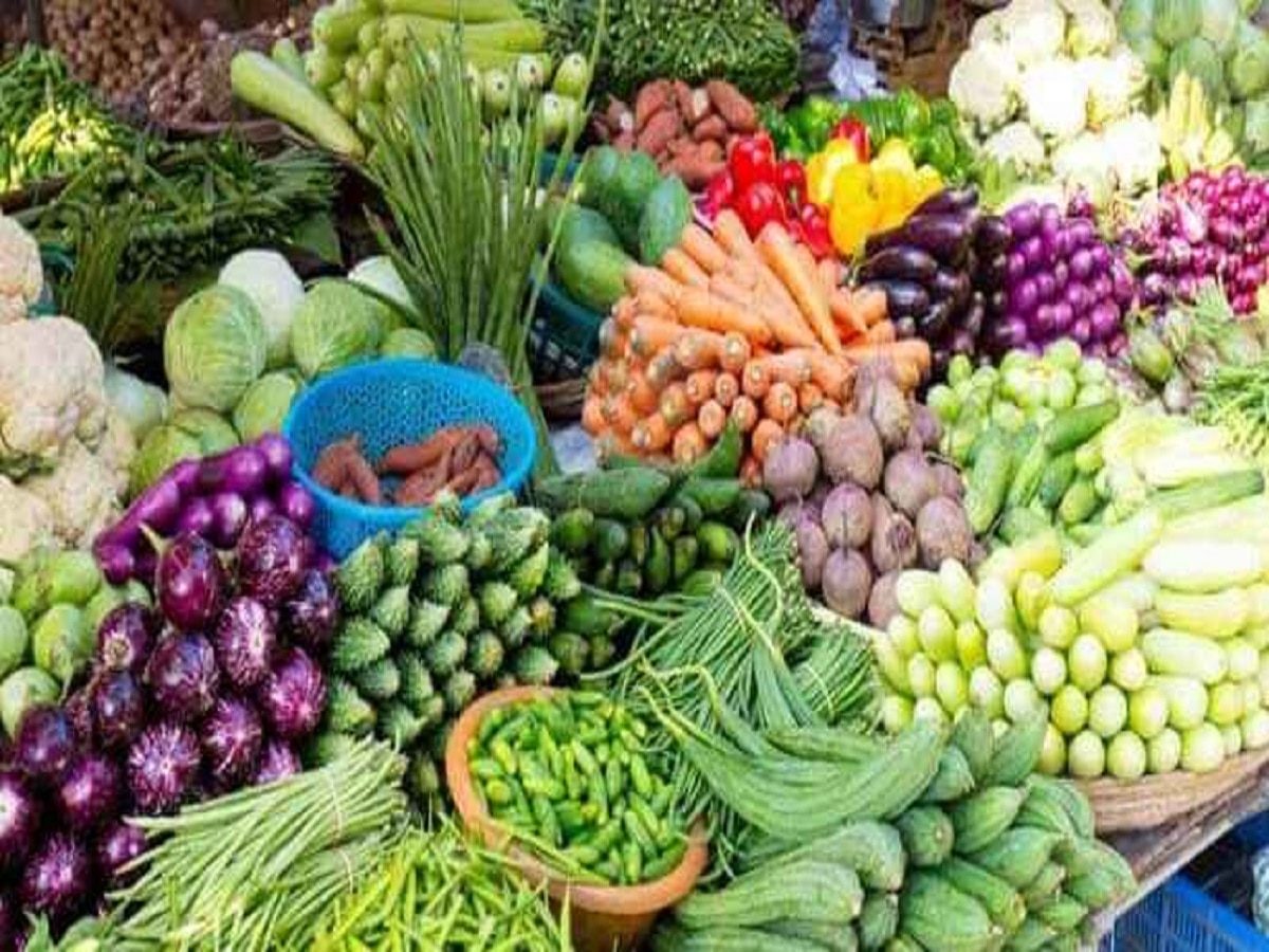 Vegetable Price Hike : कोथिंबीरीची जुडी शंभरीपार; वाढलेल्या दरांनी गृहिणींचं बजेट कडाडलं  title=