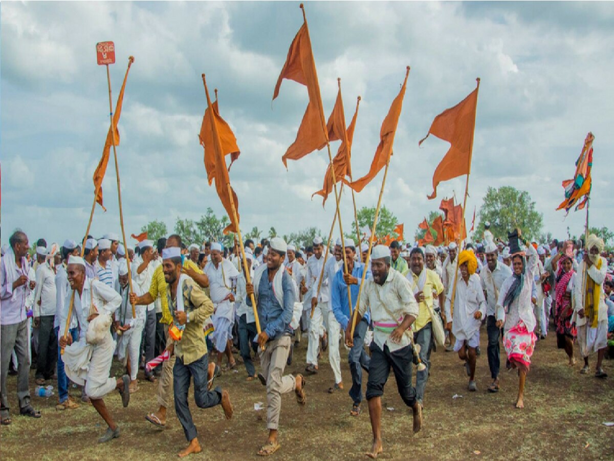 वारीत सहभागी झालेल्या वारकऱ्यांसाठी आनंदाची बातमी, मुख्यमंत्री शिंदेंची मोठी घोषणा title=