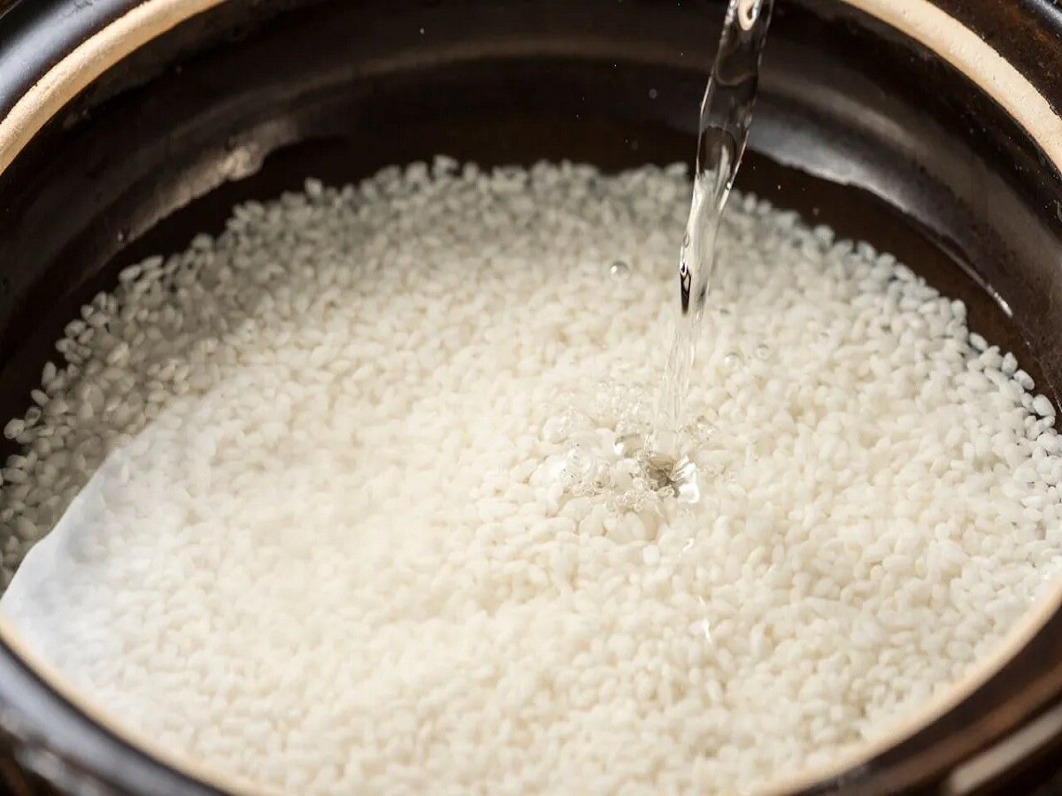 तुम्ही भात खाताय, मग त्याआधी तांदुळ असा धुवा नाहीतर...  title=