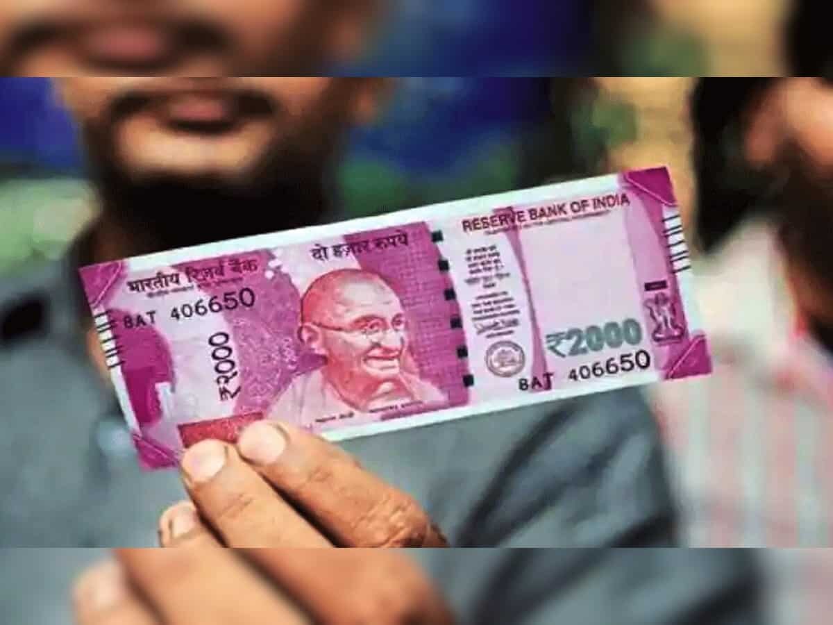 Note Exchange: 2 हजारच्या नोटेसाठी बॅंकेत रांग लावण्याची गरज नाही, घरबसल्या 'अशी' मिळवा सुविधा title=