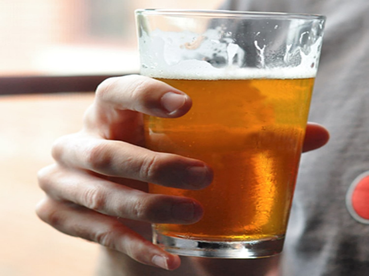 chandrapur news customer drank a halfdiscarded beer waiter dying on