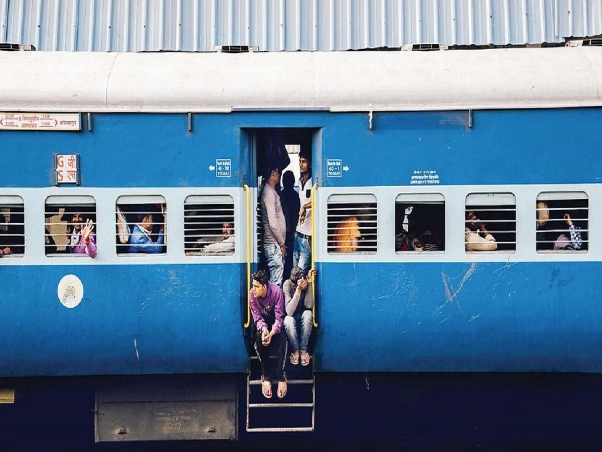 Indian Railways कडून मोठी अपडेट; जनरल तिकिटावर प्रवास करणाऱ्यांना दिलासा , 'या' निर्णयाने प्रवासी खूश! title=