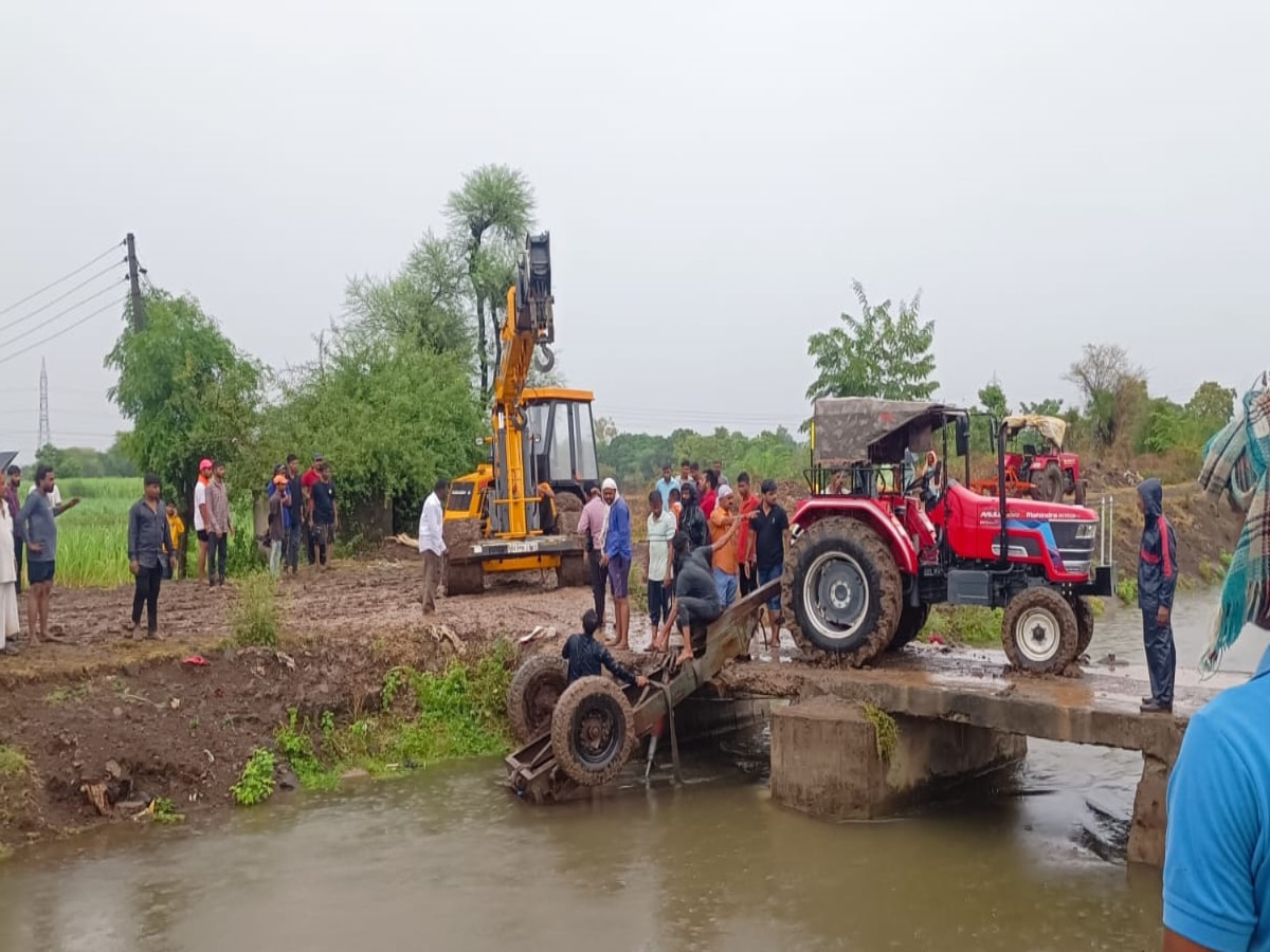 साताऱ्यात ट्रॅक्टरचा विचित्र अपघात; 4 महिलांचा जागीच मृत्यू तर एक गंभीर जखमी title=