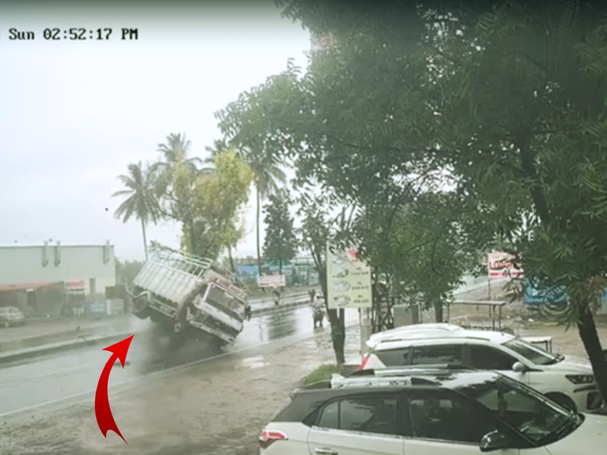 Pune Accident News: पुण्यात तीन वाहनांचा विचित्र अपघात; थरारक घटना सीसीटीव्हीमध्ये कैद, पाहा Video title=