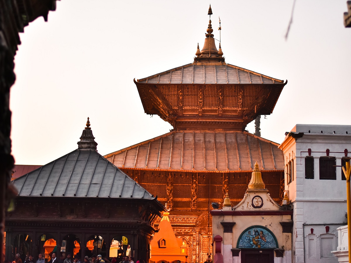 Nepal Pashupatinath Gold News : नेपाळच्या पशुपतीनाथ मंदिरातील सोनं गायब; भक्तांना प्रवेश बंद  title=
