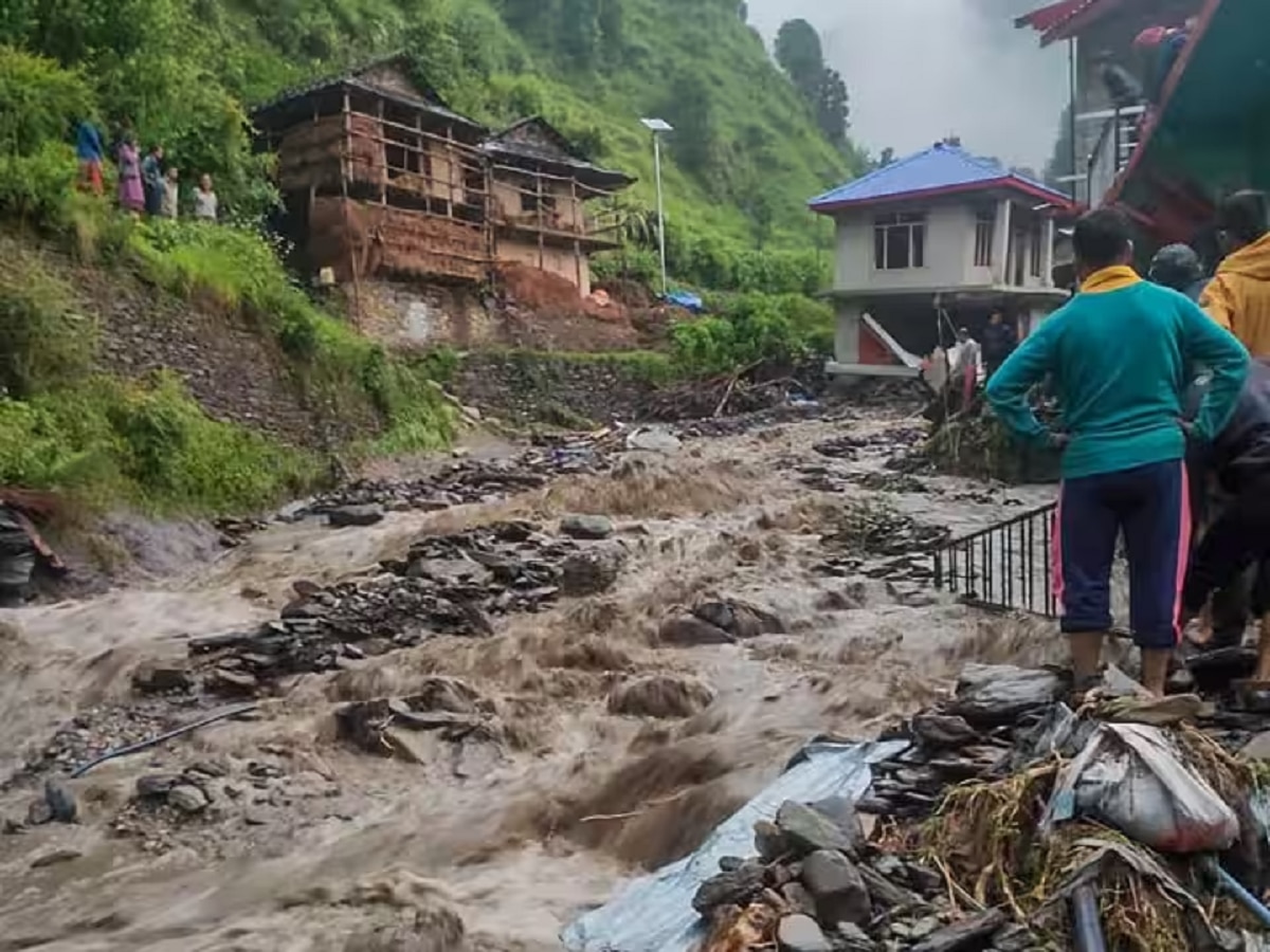 Video : हिमाचल प्रदेशात पावसामुळं हाहाकार, नद्यांना रौद्र रुप; उत्तराखंडमध्येही निसर्ग कोपला  title=