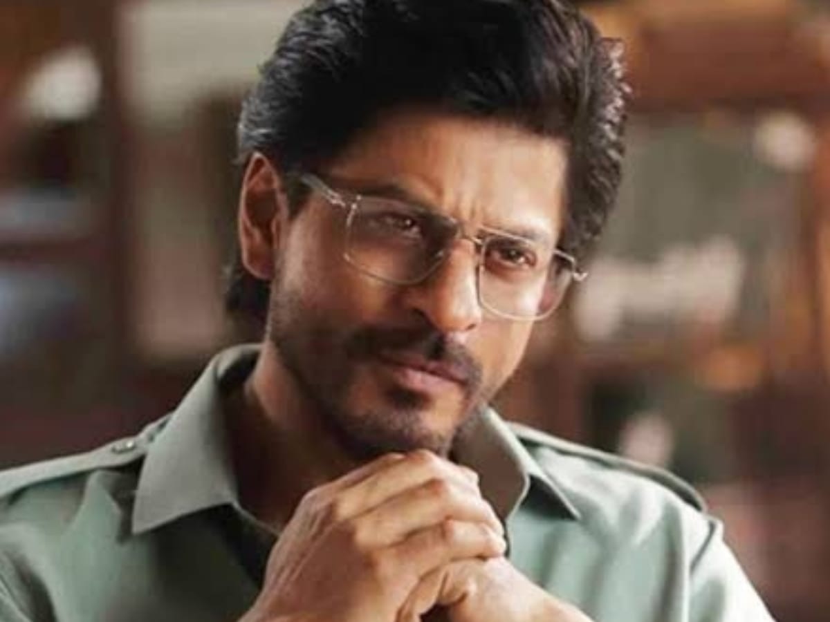 Shah Rukh Khan ला बॉलिवूडमध्ये 31 वर्षे पूर्ण होताच 'तो' विचारतो, 'सिगरेट पिने चलोगे क्या?' title=