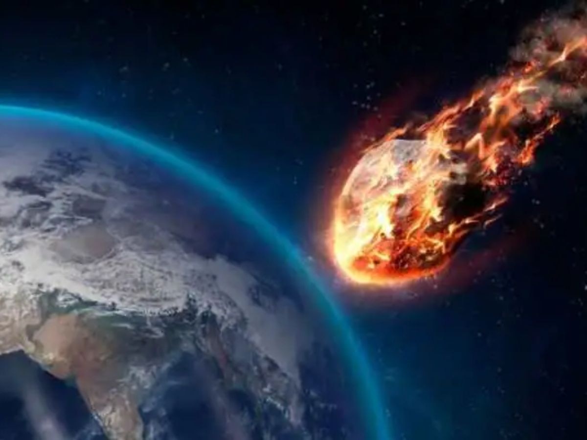 तीन मोठे लघुग्रह पृथ्वीच्या दिशेने, विमानाच्या आकारापेक्षाही मोठे Asteroid, धोका किती? title=