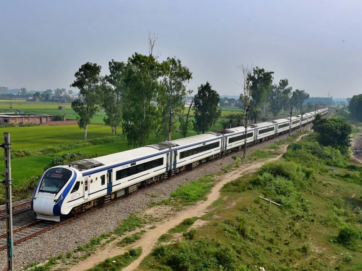 मुंबई गोवा वंदे भारत ट्रेनमुळे कोकणातील पर्यटनाला चालना मिळेल; मुख्यमंत्र्यांनी व्यक्त केला विश्वास title=